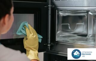 Trucos expertos para limpiar tu microondas
